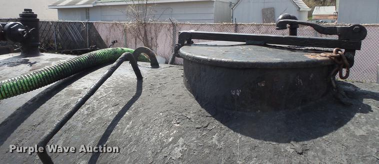 image for item DV9703 2000 Sterling L7500 seal coat truck