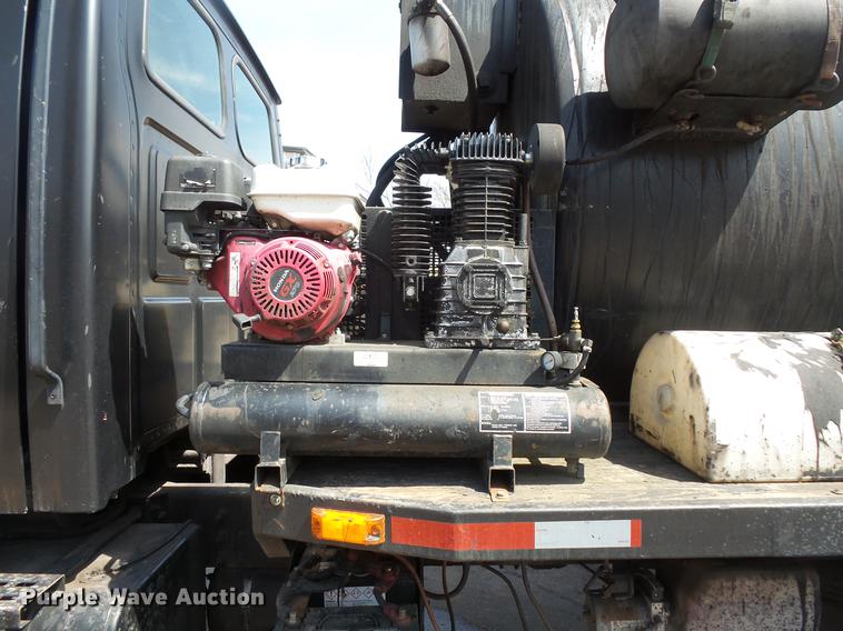 image for item DV9703 2000 Sterling L7500 seal coat truck