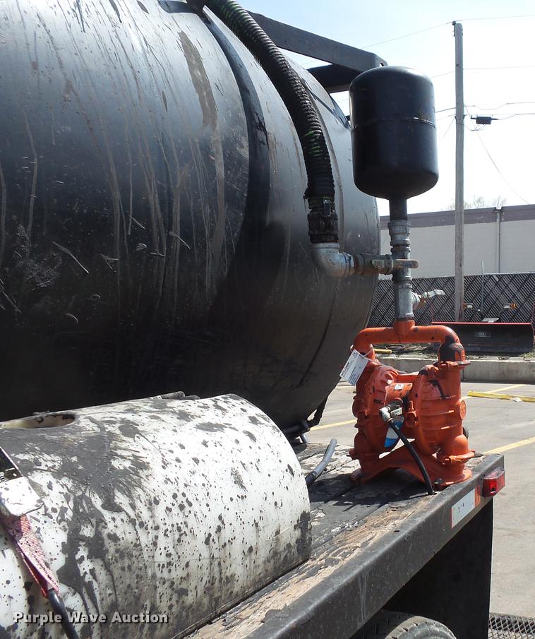 image for item DV9703 2000 Sterling L7500 seal coat truck