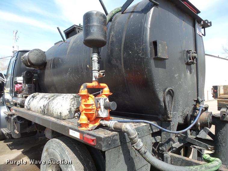 image for item DV9703 2000 Sterling L7500 seal coat truck