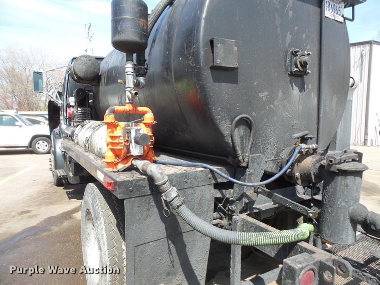 image for item DV9703 2000 Sterling L7500 seal coat truck