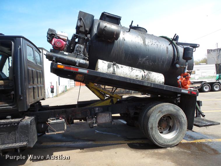 image for item DV9703 2000 Sterling L7500 seal coat truck