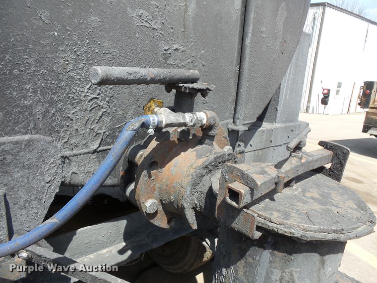 image for item DV9703 2000 Sterling L7500 seal coat truck