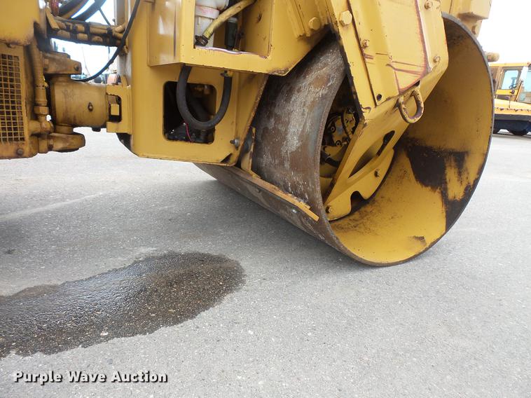 image for item DV9722 Caterpillar CB-224B double drum vibratory roller