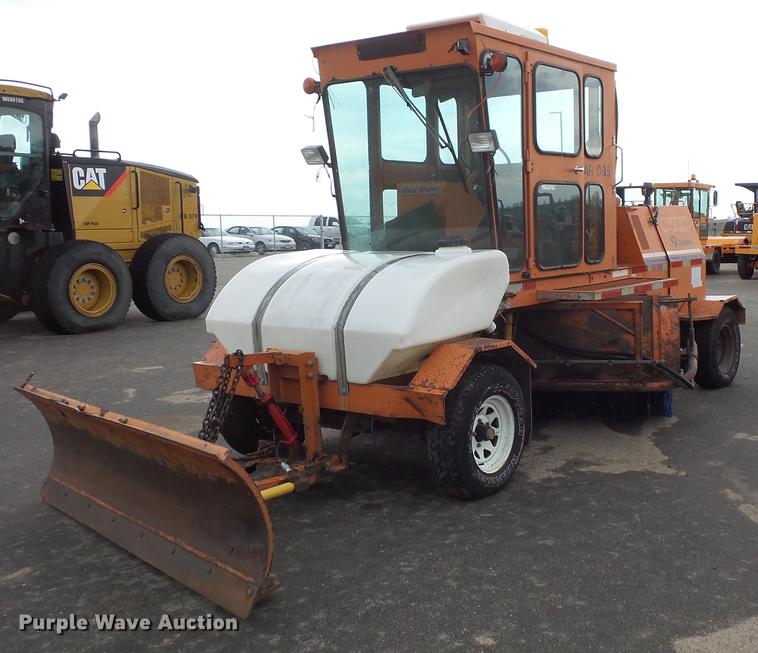 image for item DV9724 1997 Broce Broom RJ-300 broom