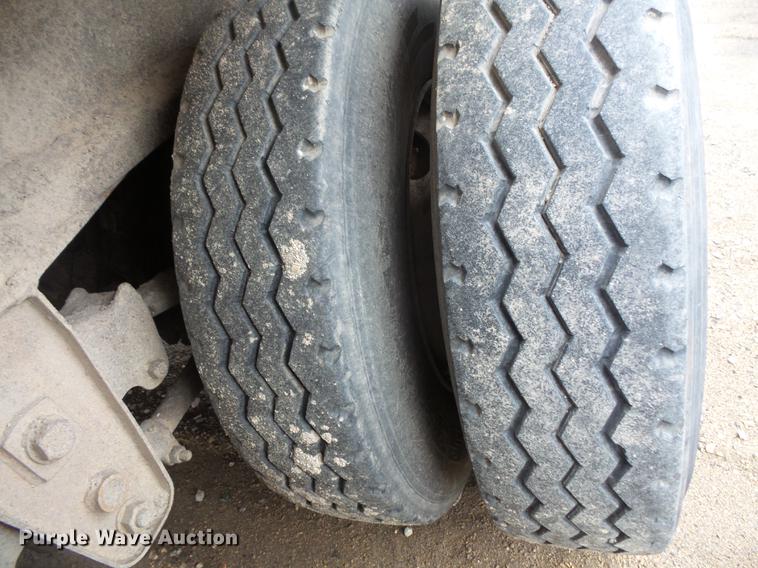 image for item DV9732 1994 Red River LB237 live bottom trailer