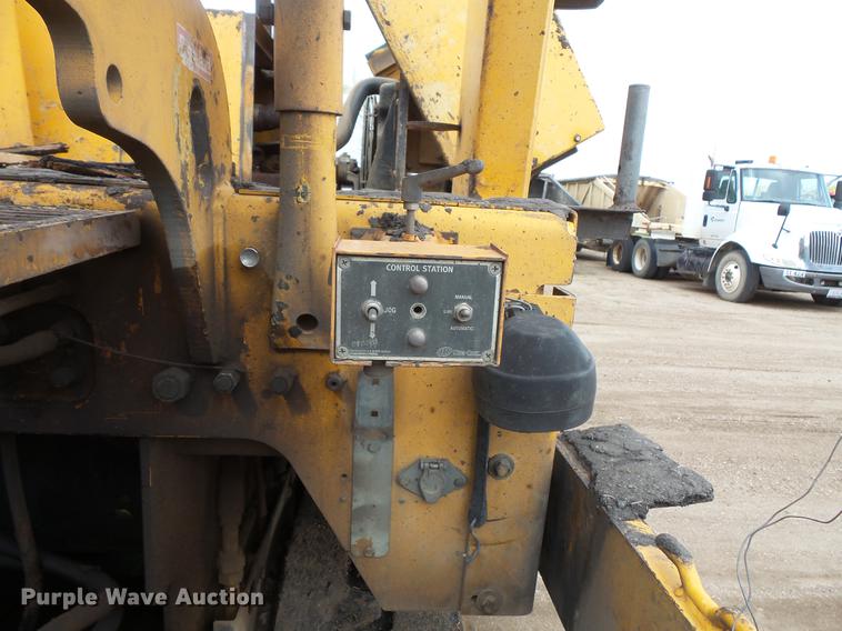 image for item DV9733 Blaw Knox PF-4410 paver