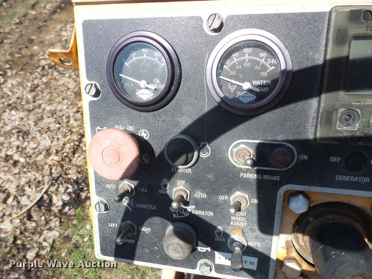 image for item DV9734 2001 Blaw Knox PF-3200 paver