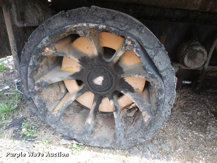 image for item DV9734 2001 Blaw Knox PF-3200 paver