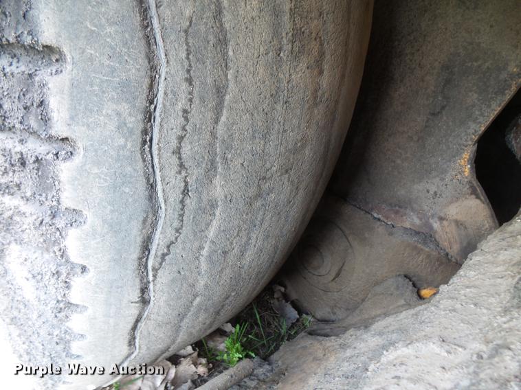 image for item DV9734 2001 Blaw Knox PF-3200 paver