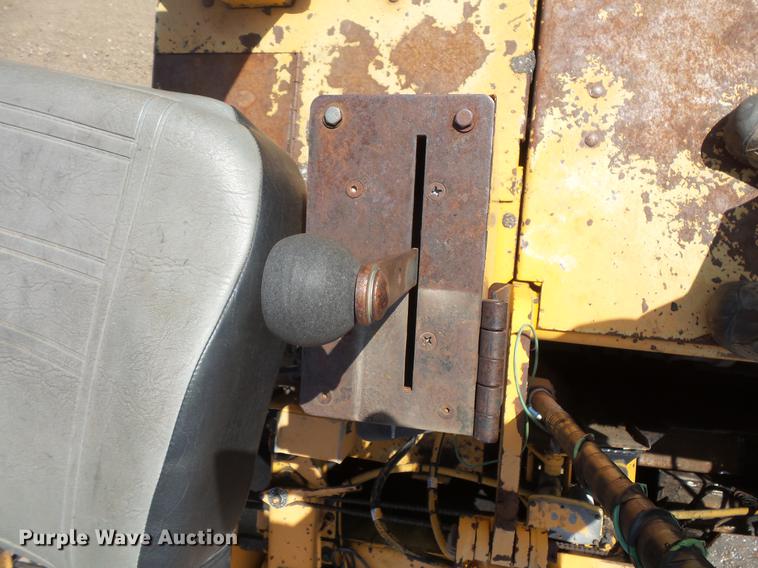 image for item DV9735 1998 Blaw Knox F-3172 paver