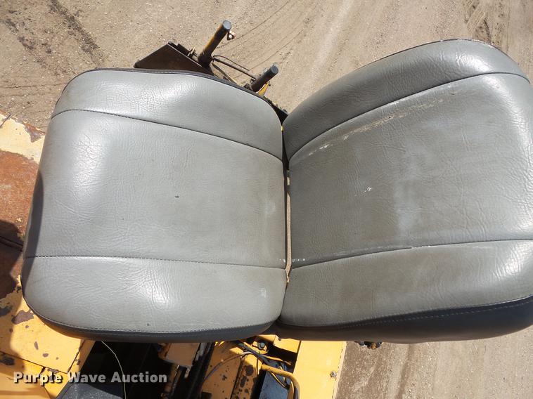 image for item DV9735 1998 Blaw Knox F-3172 paver