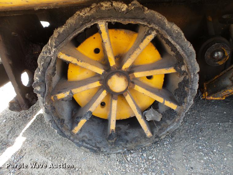 image for item DV9735 1998 Blaw Knox F-3172 paver