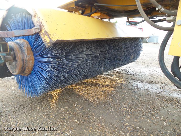 image for item DV9739 1996 Rosco RB-48 broom