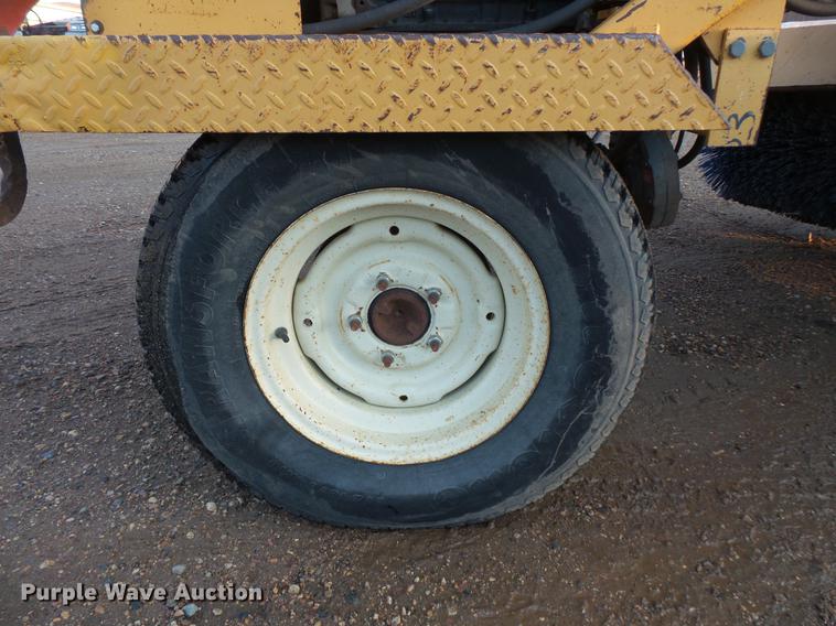 image for item DV9739 1996 Rosco RB-48 broom