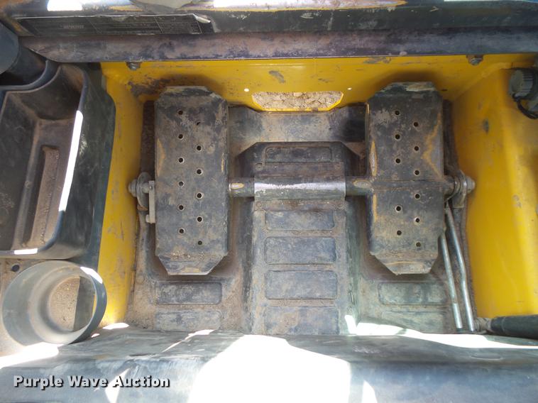 image for item DW9723 2015 New Holland L228 skid steer