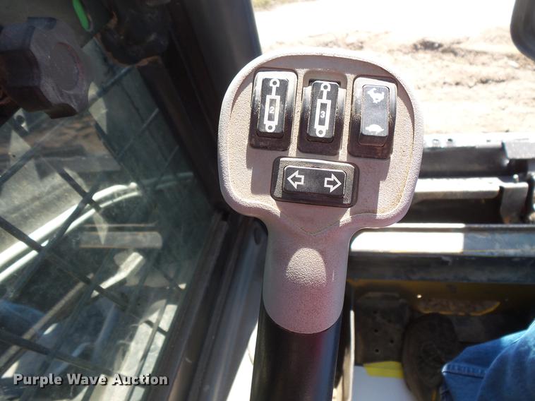 image for item DW9723 2015 New Holland L228 skid steer