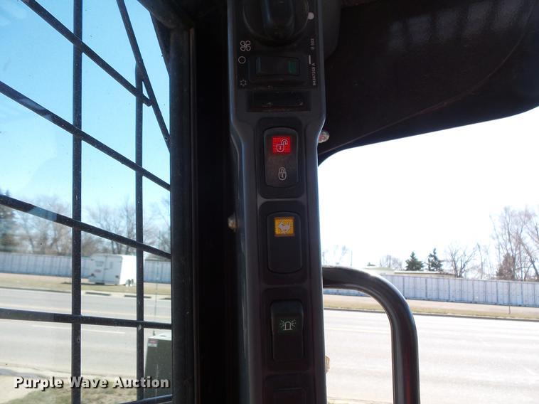 image for item DW9723 2015 New Holland L228 skid steer