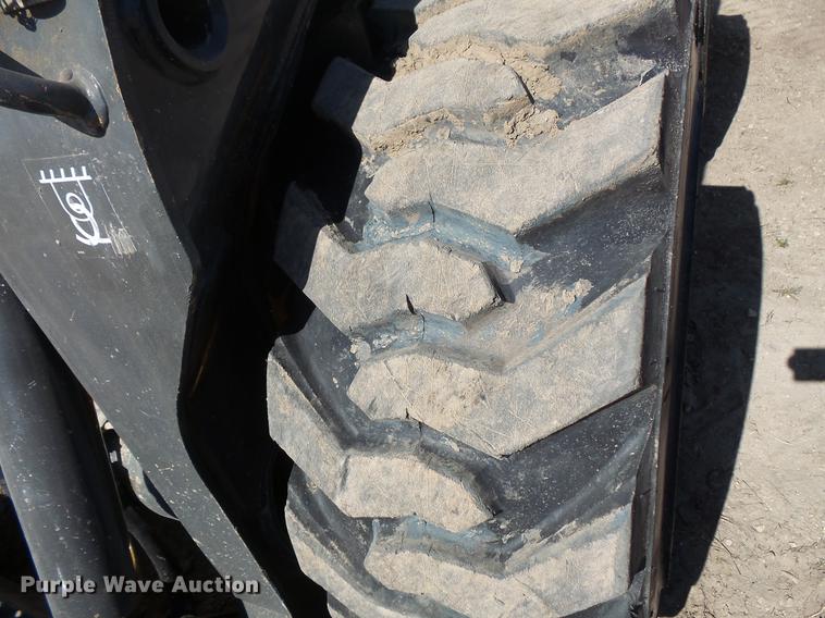 image for item DW9723 2015 New Holland L228 skid steer