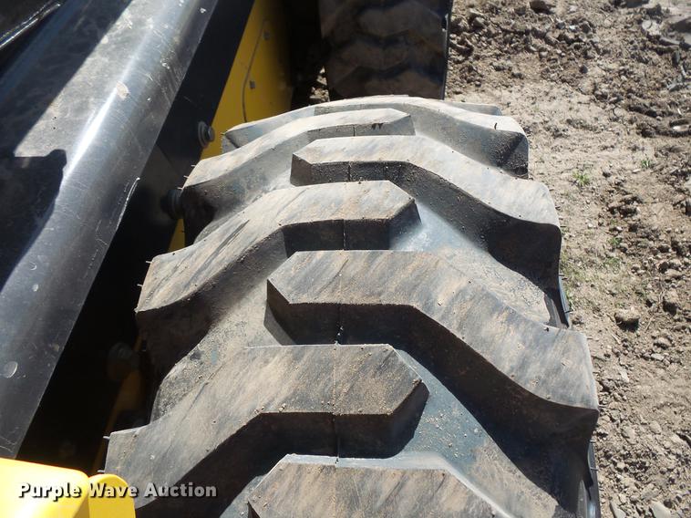 image for item DW9723 2015 New Holland L228 skid steer