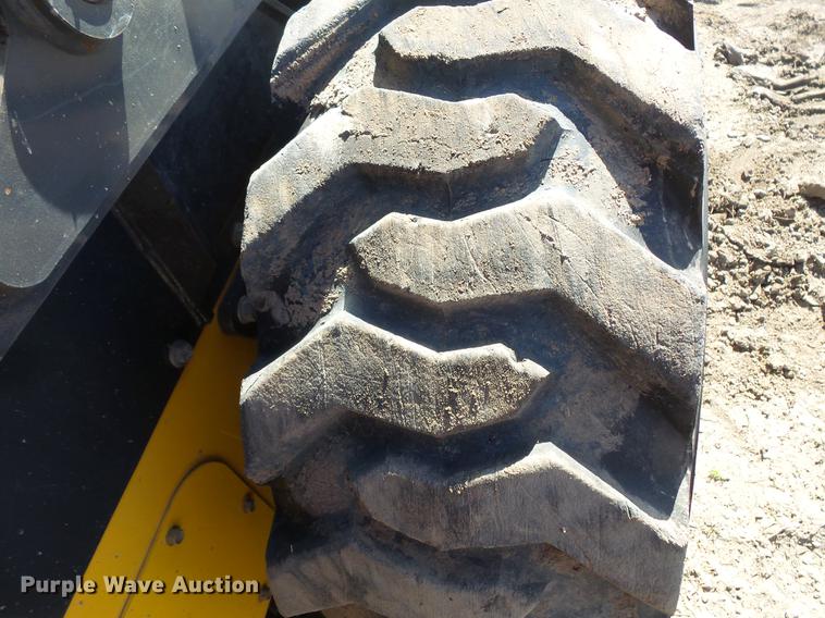 image for item DW9723 2015 New Holland L228 skid steer