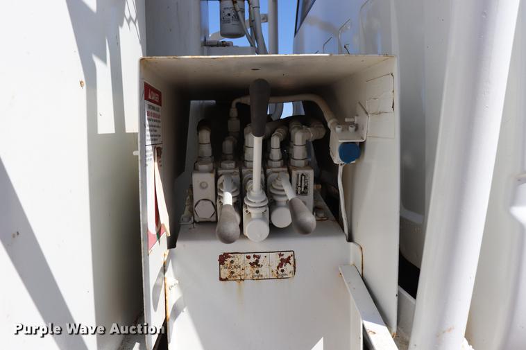 image for item EJ9769 1999 GMC C7500 bucket truck