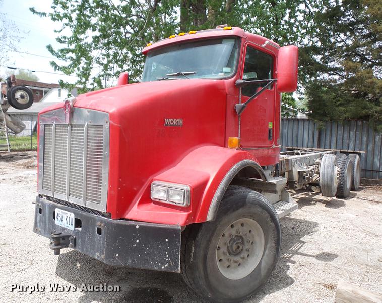 image for item G1160 2004 Kenworth T800 truck cab and chassis