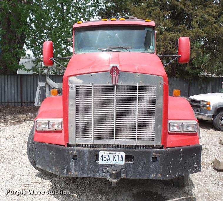 image for item G1160 2004 Kenworth T800 truck cab and chassis