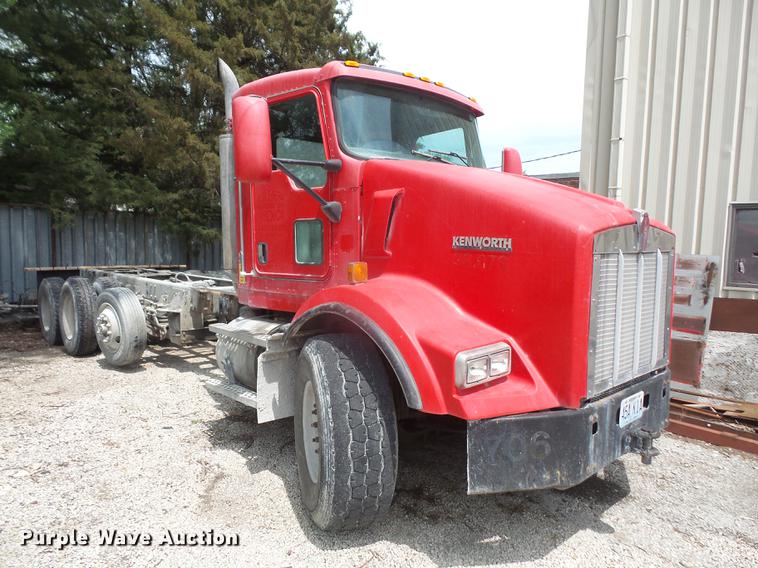 image for item G1160 2004 Kenworth T800 truck cab and chassis