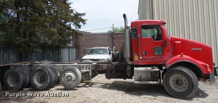 image for item G1160 2004 Kenworth T800 truck cab and chassis