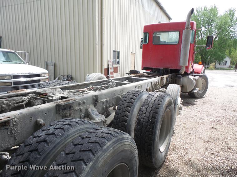 image for item G1160 2004 Kenworth T800 truck cab and chassis