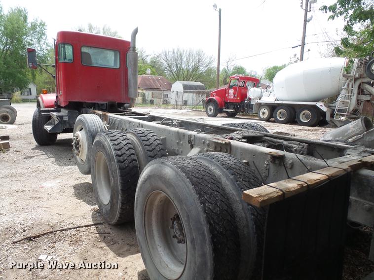 image for item G1160 2004 Kenworth T800 truck cab and chassis