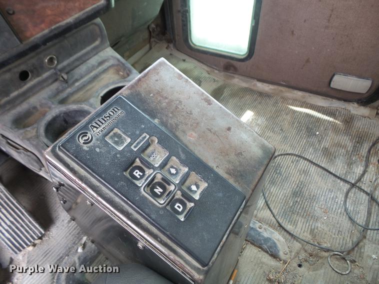 image for item G1160 2004 Kenworth T800 truck cab and chassis