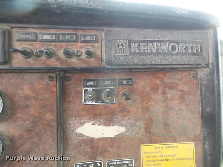 image for item G1160 2004 Kenworth T800 truck cab and chassis