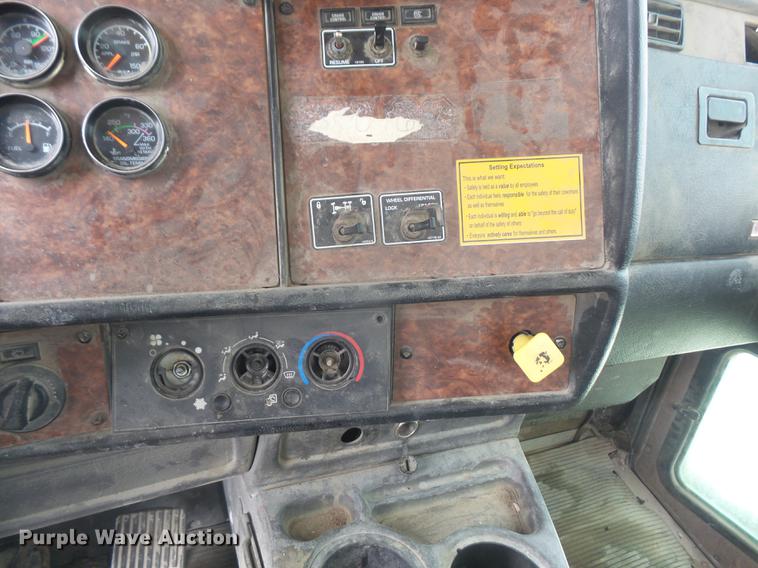 image for item G1160 2004 Kenworth T800 truck cab and chassis
