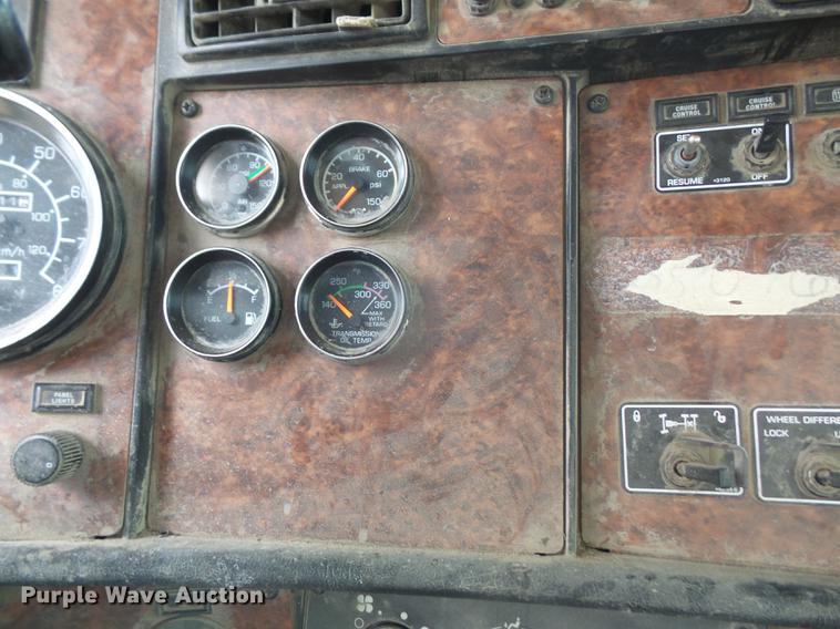 image for item G1160 2004 Kenworth T800 truck cab and chassis