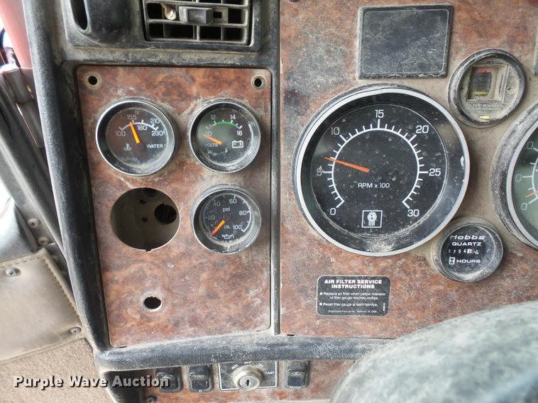 image for item G1160 2004 Kenworth T800 truck cab and chassis