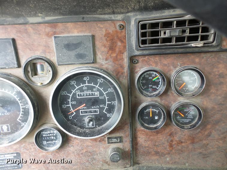 image for item G1160 2004 Kenworth T800 truck cab and chassis