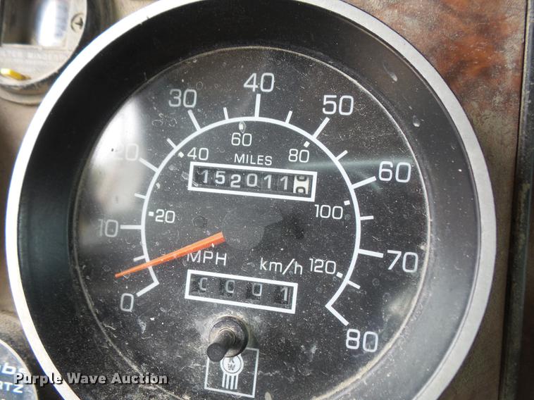 image for item G1160 2004 Kenworth T800 truck cab and chassis