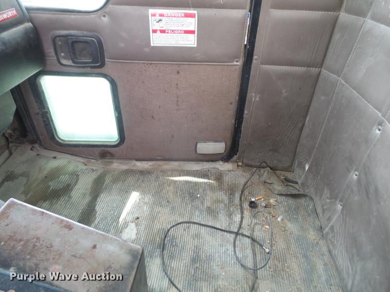 image for item G1160 2004 Kenworth T800 truck cab and chassis