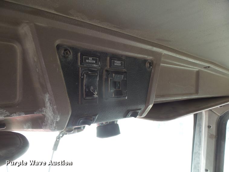 image for item G1160 2004 Kenworth T800 truck cab and chassis