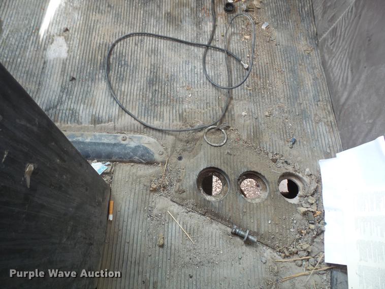 image for item G1160 2004 Kenworth T800 truck cab and chassis