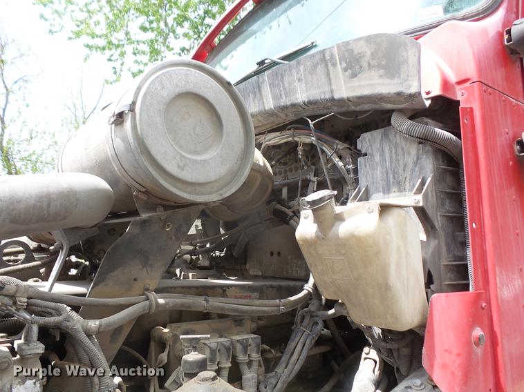 image for item G1160 2004 Kenworth T800 truck cab and chassis