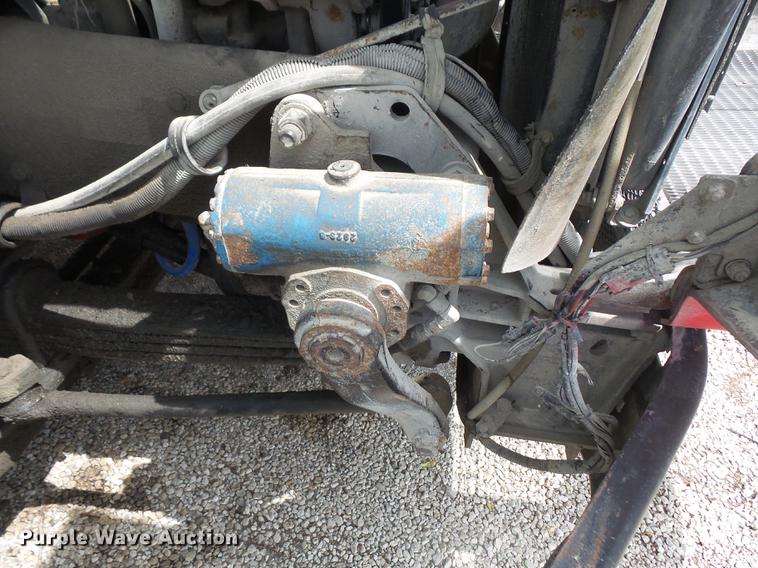 image for item G1160 2004 Kenworth T800 truck cab and chassis