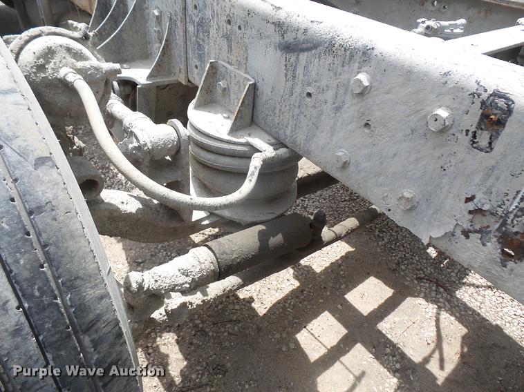 image for item G1160 2004 Kenworth T800 truck cab and chassis