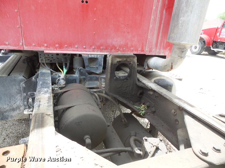 image for item G1160 2004 Kenworth T800 truck cab and chassis