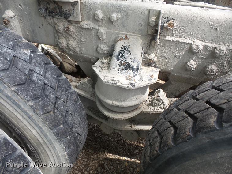 image for item G1160 2004 Kenworth T800 truck cab and chassis