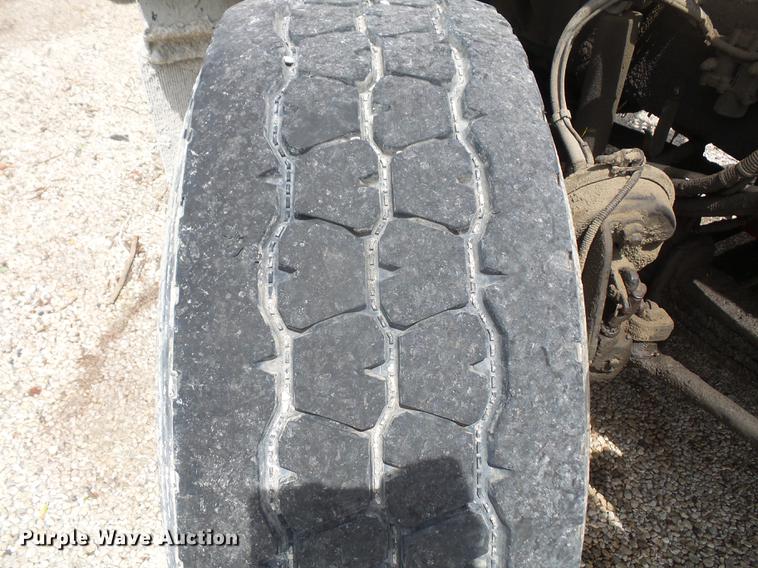 image for item G1160 2004 Kenworth T800 truck cab and chassis