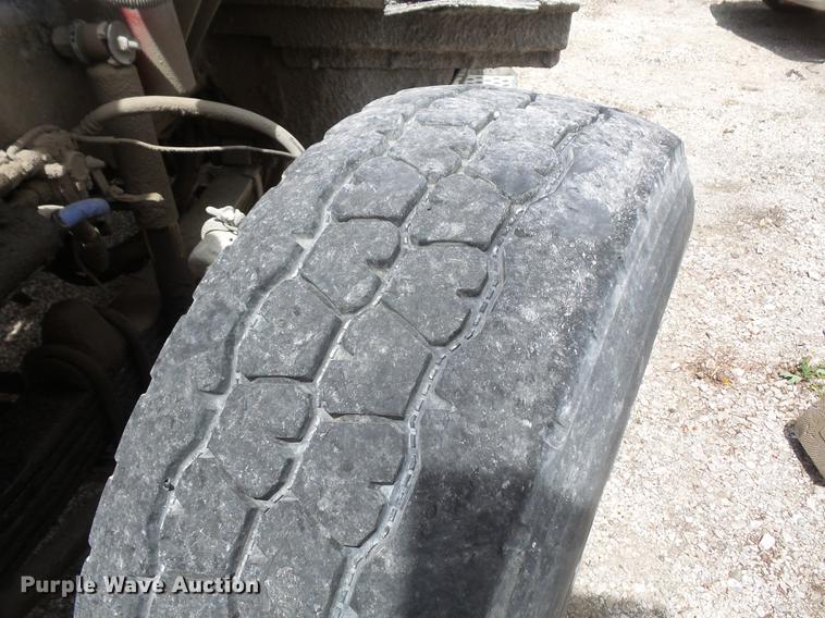 image for item G1160 2004 Kenworth T800 truck cab and chassis