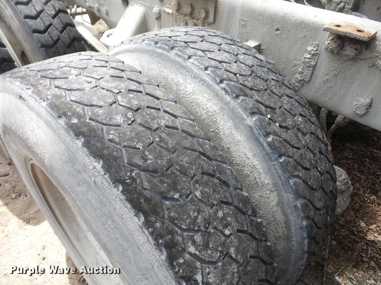 image for item G1160 2004 Kenworth T800 truck cab and chassis